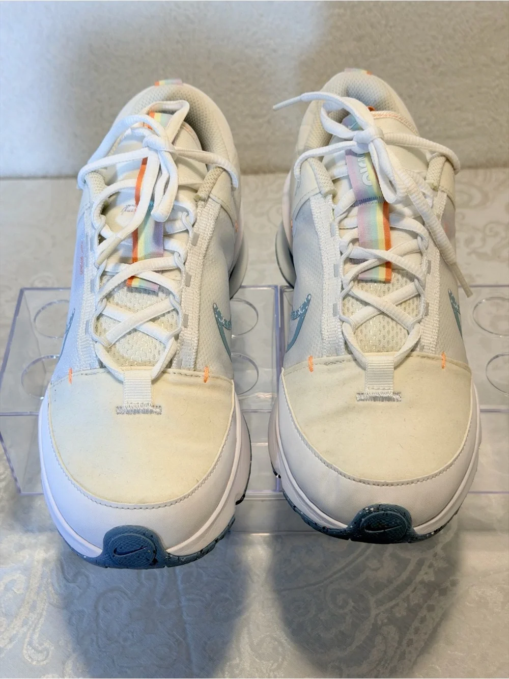 Nike sneakers pale